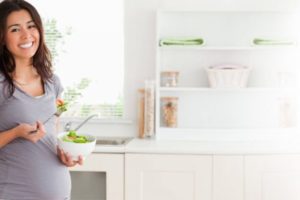 mulher realizando mudançca alimenatar na gravidez