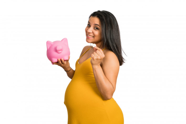 mulher gravida economizando dinheiro com consultas na clínica sim