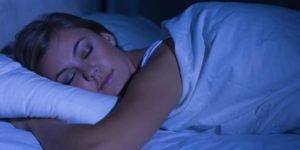 mulher dormingo - qualidade do sono na clínica sim