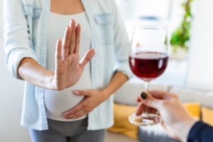 mulher gestante recusando taça de vinho alcool durante a gravidez cuidados clínica sim