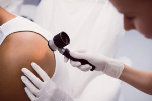 foto de consulta com dermatologista com preço popular na clínica sim - cuidados com a pele