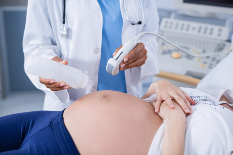 mulher realizando prenatal na clínica sim