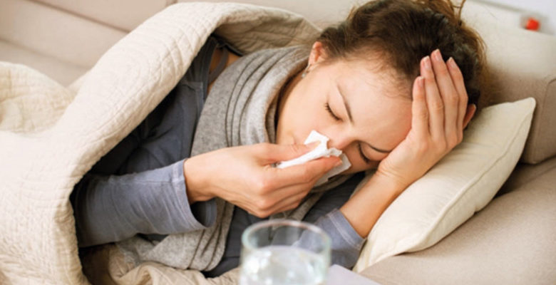 foto de pessoa doente assoando o nariz com virose e gripe
