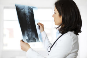 medica analisando raio x na clínica sim com preço popular