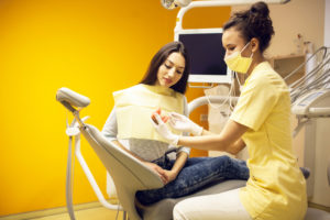 mulher gravida realizando pré-natal odontológico na clínica sim