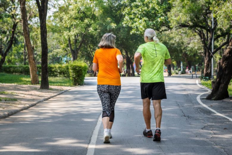 casal de idoso correndo junto manter a saúde na clínica sim
