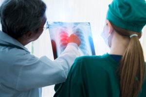 equipe médica da clínica sim analisando raio x de paciente com doença renal