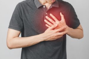 homem com dor no peito doença cardiovascular tratamento na clínica sim