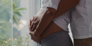 casal tomando cuidados durante o período de gravidez - dicas no site clínica sim