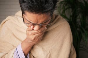 homem com tosse sintoma de pneumonia