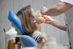 Mulher no dentista para tratamento de bruxismo