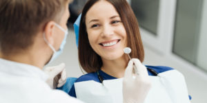 dentista tratando a sensibilidade dos dentes da paciente