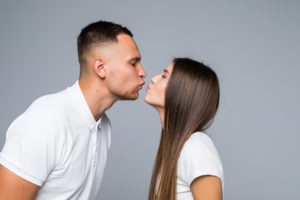 beijo pode transmitir a doença do beijo