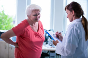 paciente com osteoporose fazendo uma consulta médica