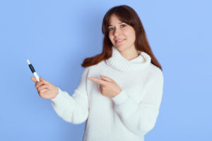 jovem usando a caneta de insulina